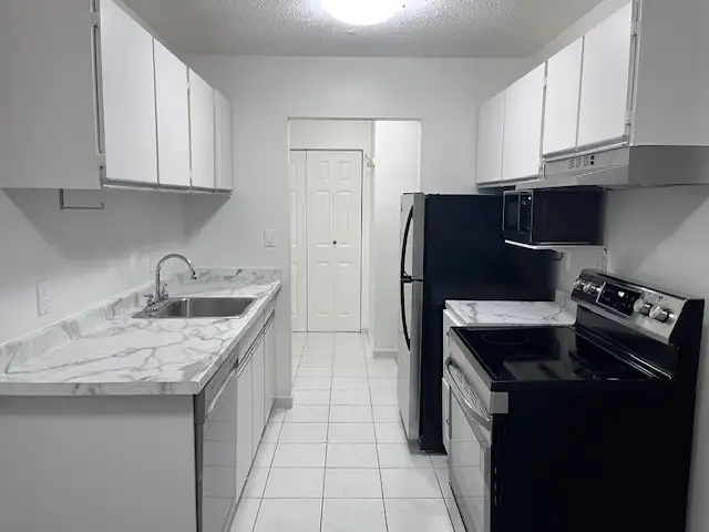 Mar1/1 Br / Nicely Updated/750sf / Balcony / Includes Parking