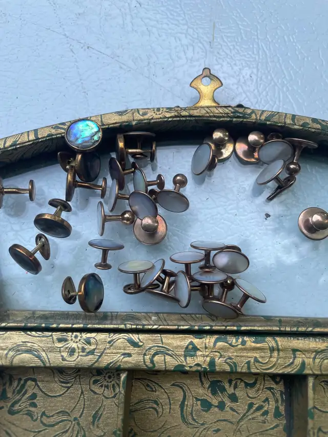 Nice box with mother pearl buttons  in Hobbies & Crafts in Owen Sound - Image 3
