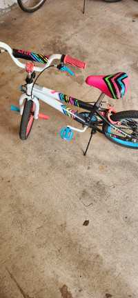 Girls bicycle ( ages: 4-8 years old)  very good condition.
