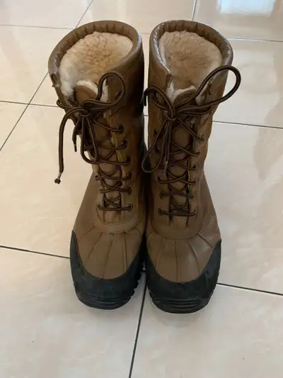 Women’s Ugg size 11 worn for one Winter. In excellent condition.