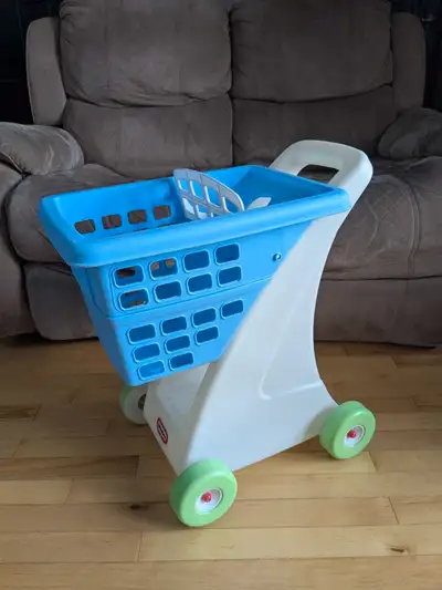 Panier à provisions Little tikes. Propre et en bon état, il est fabriqué à partir d'un plastique trè...