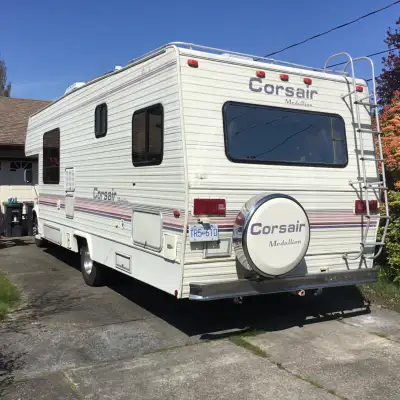 Really lovely well kept very low mileage, twin beds plus full dinette, two tub chairs, dual air, awn...