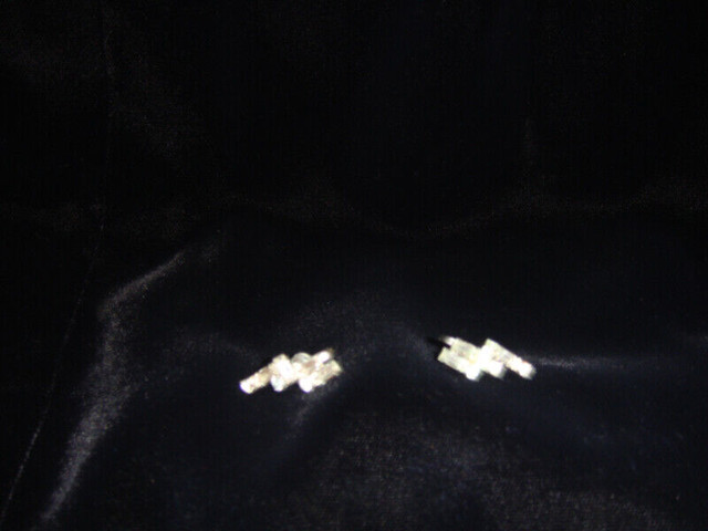 Vintage screw back earrings in Jewellery & Watches in Edmonton