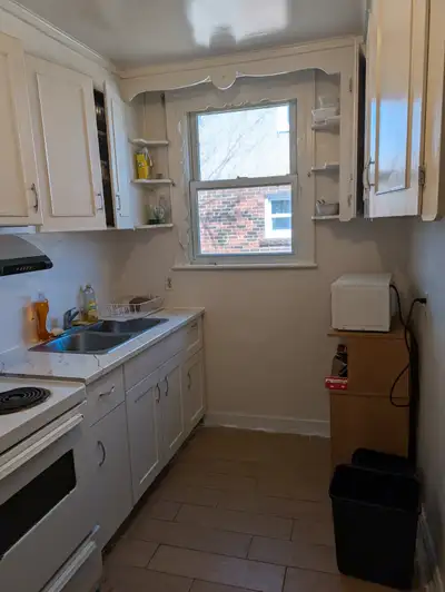 3 Main floor rooms near Mc for rent