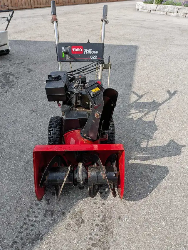 Toro 22", 6 Hp electric start snowblower in Snowblowers in Markham / York Region - Image 2
