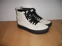 like new VANS high rise sneakers shoes _ fit size 10 fem/ 9 US m
