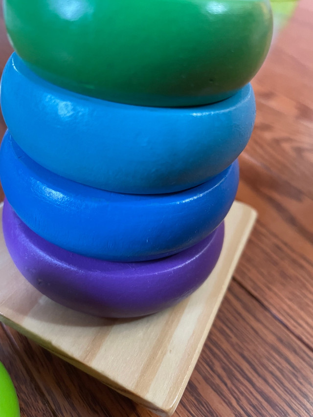 Melissa & Doug Rainbow Stacker Wooden Ring in Toys in Gatineau - Image 4
