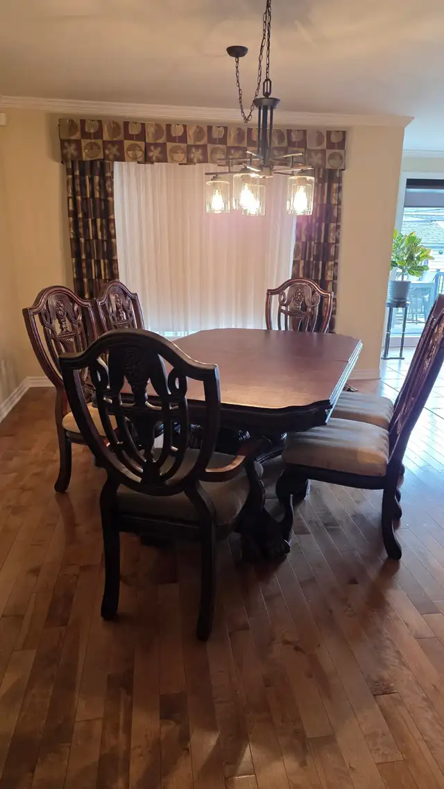 Dining table and chairs in Dining Tables & Sets in Laurentides - Image 2