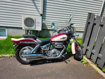 Suzuki marauder 1998, 800cc couleur ivoire et aubergine. 84747 km au compteur, moto bien entretenue,...