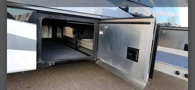 “REDUCED — 2018 Berkshire 39A — 52,000 km — in RVs & Motorhomes in Calgary - Image 17