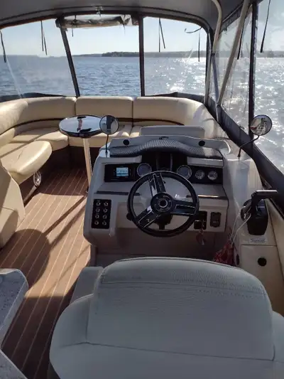 CREST CLASSIC CHÂTEAU 250 25 Ponton Luxueux spacieux et très confortable Table avec 4 fauteuils capi...