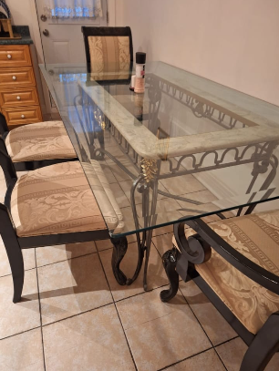 table à cuisine et 6 chaises à vendre, View more