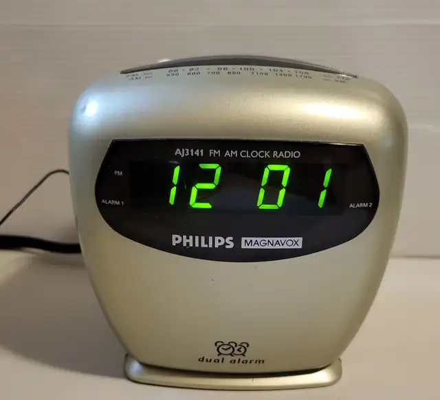 Vintage Phillips Magnavox Dual Alarm Clock Am/ Fm Radio in General Electronics in Oshawa / Durham Region - Image 2