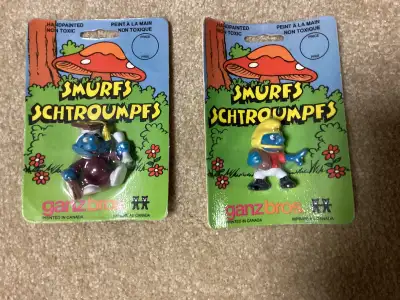 SMURFS. SCHTROUMPFS. FIGURES SMURF. GRADUATE SMURF FOOTBALL PLAYER BOTH IN ORIGINAL PACKAGING BOTH I...