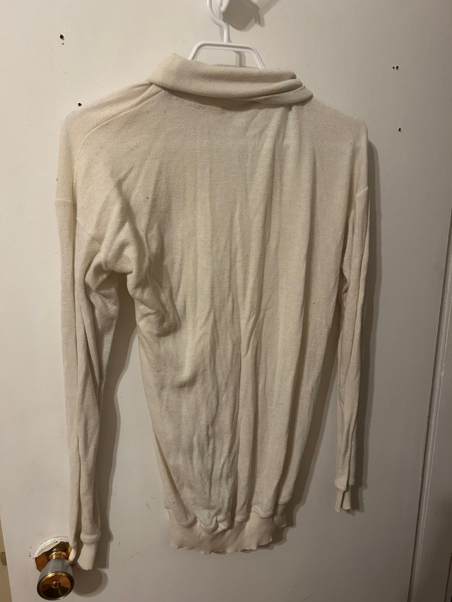 Wilfred Aritzia Light Knit Turtle Neck Sweater in Cream, Size Wo dans Femmes - Hauts et vêtements d'extérieur  à Ottawa - Image 4