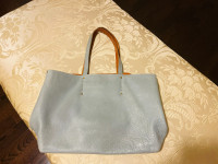 Exceptional Deal: Well-Maintained Roots Leather Bag Available!