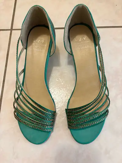 Beautiful new kitten Heels size 7, View more