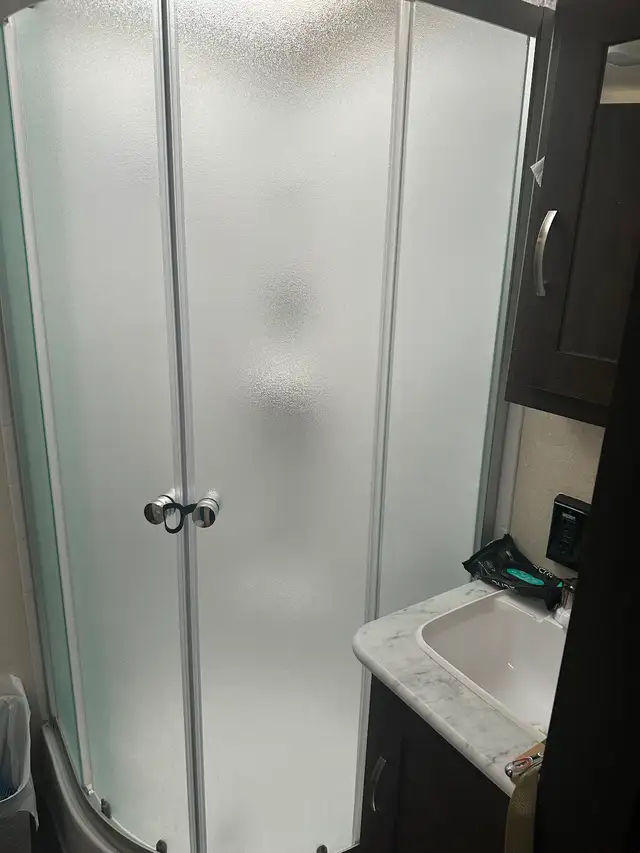 Holiday Trailer Salem 27’ 2018 in Travel Trailers & Campers in Fort St. John - Image 6
