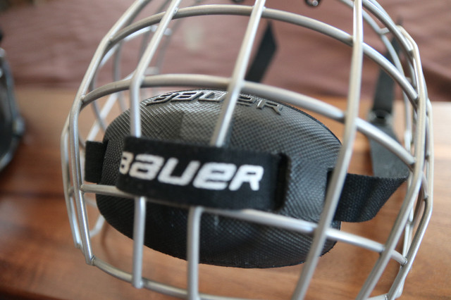 ~ Bauer Unisex Kids Hockey Helmet! ~ in Hockey in St. Catharines - Image 4