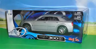 Modèle Maisto...De ma collection...Chrysler 300 C Hemi flambant neuf dans boîte jamais déballée...Ec...