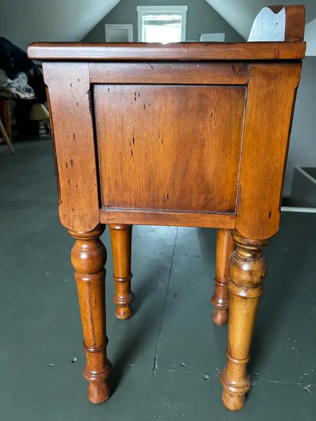 Petite table d’appoint en bois massif – 2 tiroirs  in Coffee Tables in Sherbrooke - Image 4