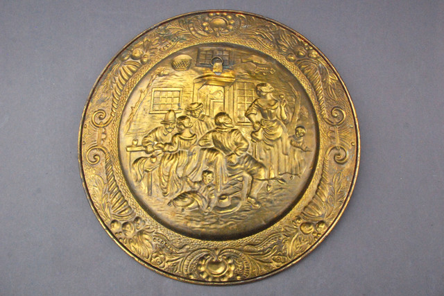 Pair of Vintage Brass Decorative Plates -  England - 14" in Arts & Collectibles in City of Toronto - Image 4