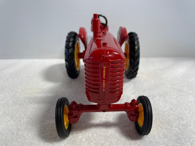 1/16 MASSEY HARRIS 44 SPECIAL Farm Toy Tractor in Toys & Games in Regina - Image 2