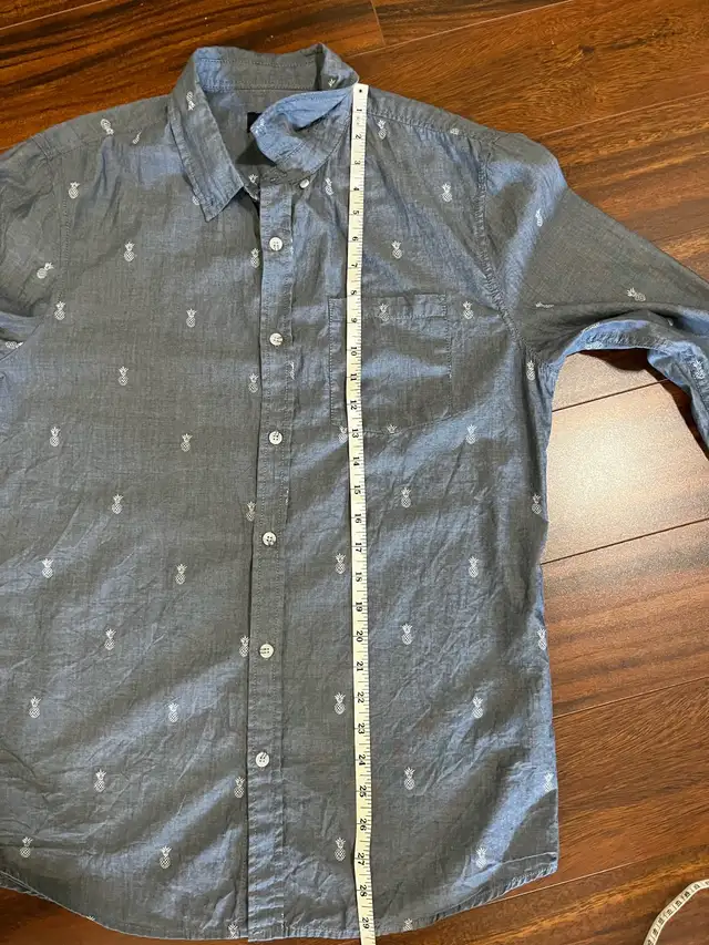 Bluenotes men’s medium light blue shirt, pineapple print in Men's in Oshawa / Durham Region - Image 5