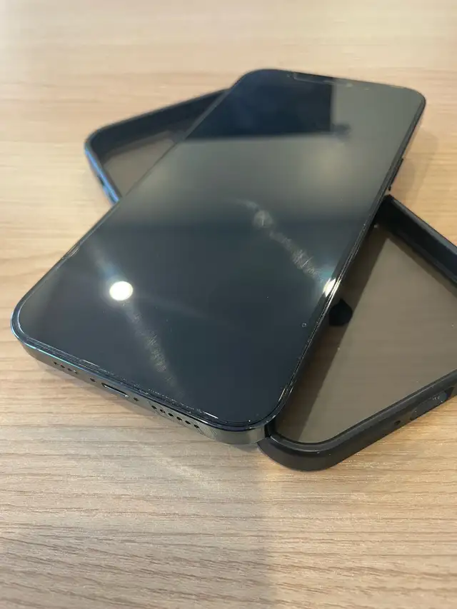 iPhone 12 Pro Max 128GB W/Case + Charger (Excellent Condition) in Cell Phones in Ottawa - Image 5