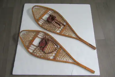 2 RAQUETTES A NEIGE VINTAGE OU DÉCORATION, View more