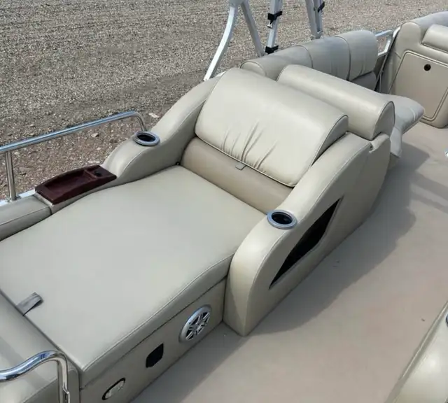 2013 suncatcher elite 326ss tritoon pontoon in Powerboats & Motorboats in Saskatoon - Image 6