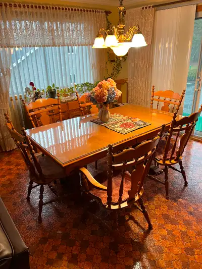 Ensemble de mobilier de cuisine en bois massif. 6 pied avec dessus en verre épais. + 2 panneaux rall...