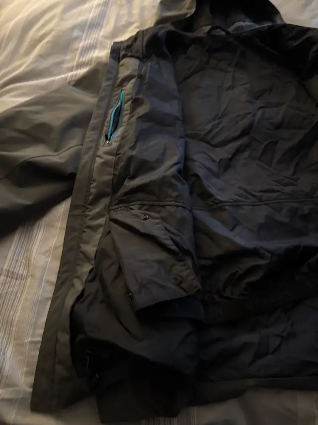 Mint condition Men’s XL - extra large - Ski / Snowboard jacket in Ski in Calgary - Image 9