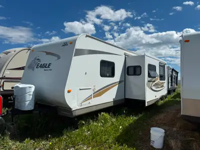 2009 Jayco Eagle super lite 30 foot trailer $11,500.00 very roomy with 2 slides home style ...queen...