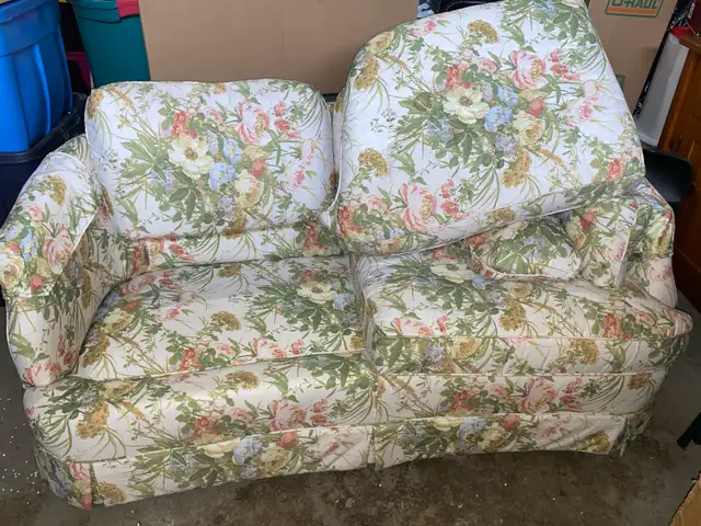 Beautiful Solid Construction Floral Couch in Couches & Futons in Peterborough - Image 6