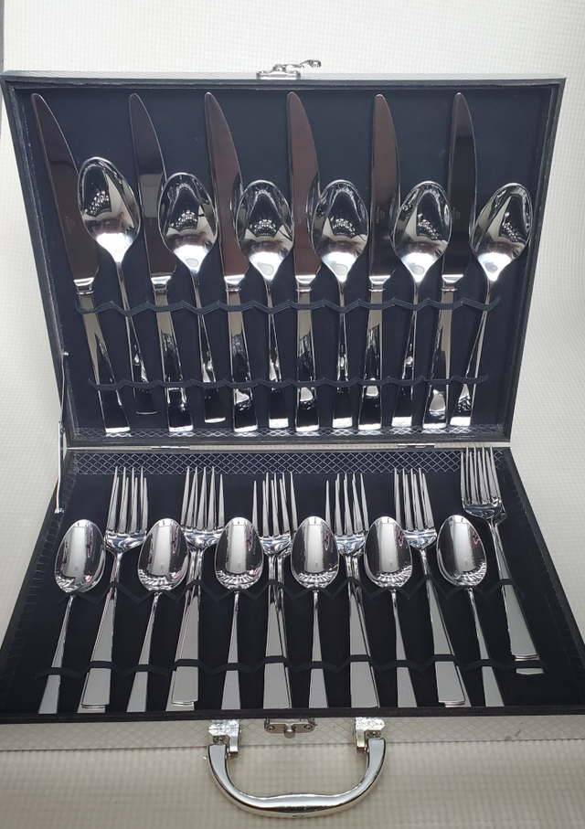 30 piece Flatware Set - comes with gift case in Kitchen & Dining Wares in City of Toronto - Image 2