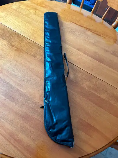 Étui pour baguette de billard. Excellente condition. 32.5" de long. $15. Blainville. *** Pas de livr...