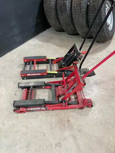 Two jacks , one works as it should and the other needs a O ring I think ? Asking $100 for the pair ....