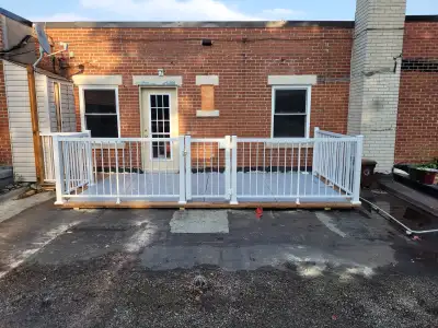 5.5 au deuxième étage avec 3 chambres fermées situé sur la promenade Fleury. Balcon arrière de 16x8....
