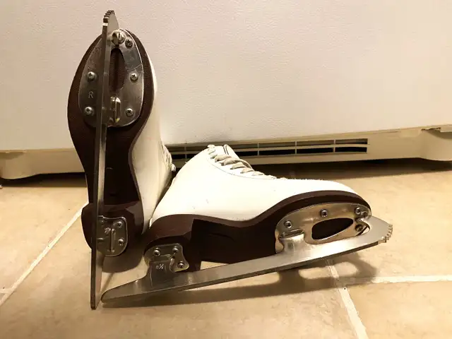 GAM Skates Girls Size 1 C Patins Fille Figure Skates Grandeur 1 in Skates & Blades in City of Montréal - Image 6