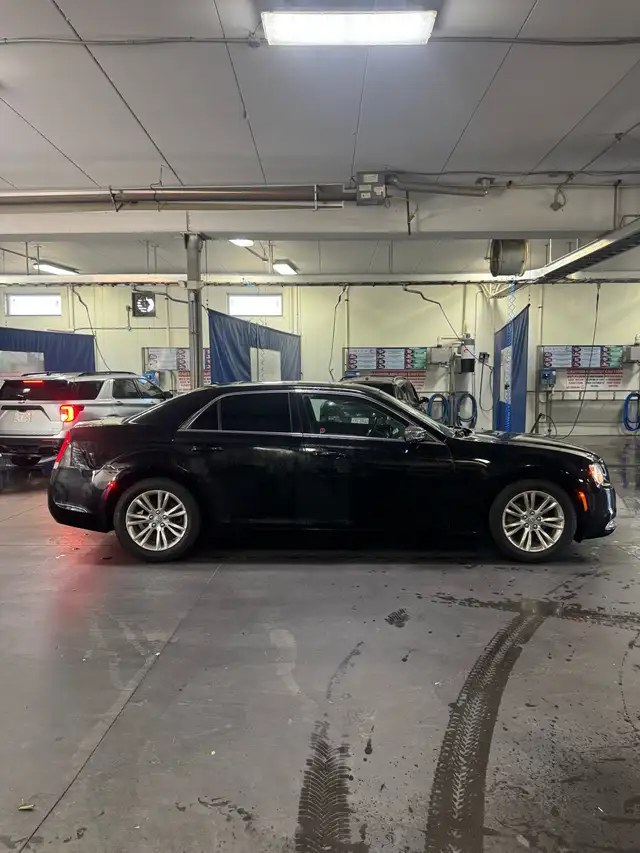 2017 Chrysler 300576493183976099844