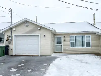 Available May 1st!! Full Listing and application form can be found at https://redsandsproperties.man...