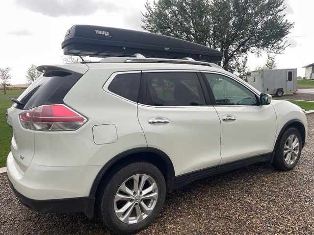 2016 Nissan Rogue-excellent condition in and out in Cars & Trucks in Lethbridge - Image 2