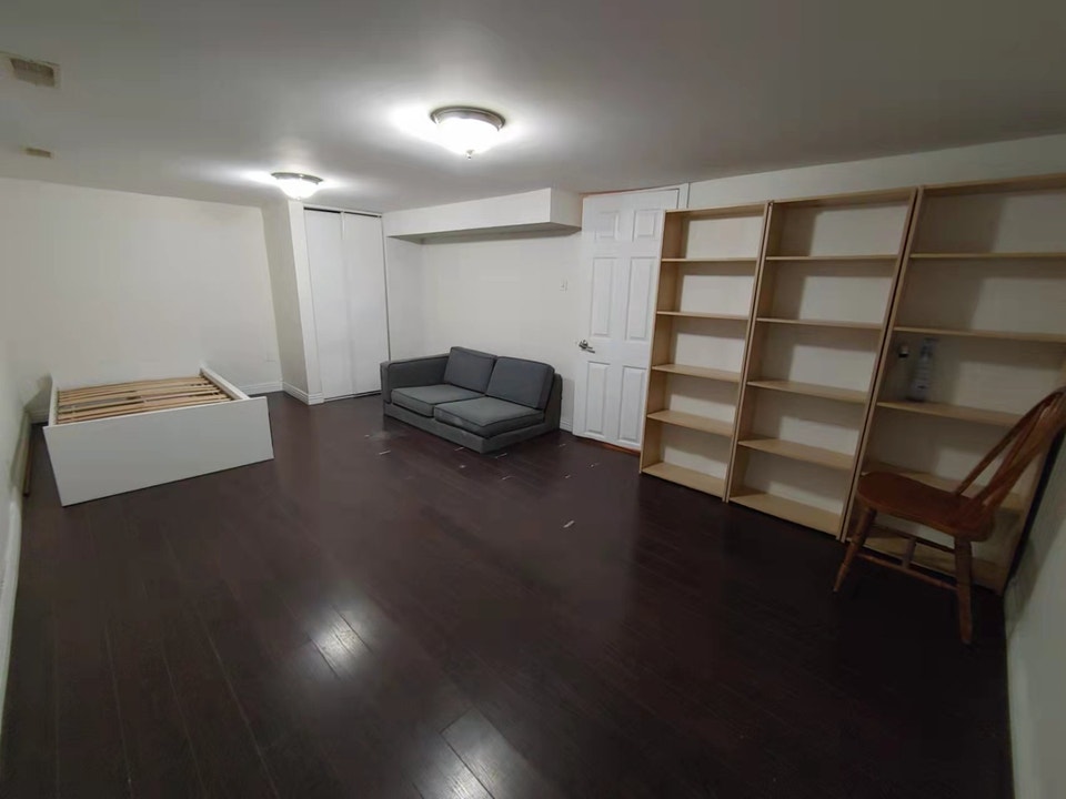 Cozy 2Bedroom Basement Apt in Beach with separate entrance 2