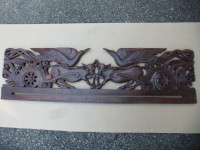 Porte-tissu en bois sculpté à la main/Hand carved wooden fabric