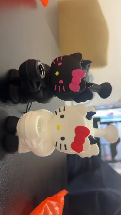 ⭐️LE hello kitty pipes, View more