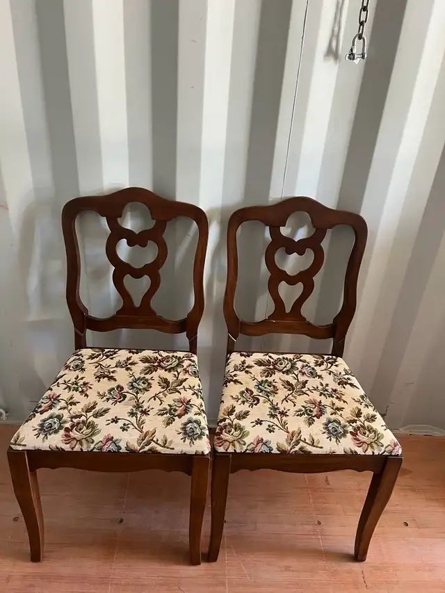 Walnut Dining Table & 6 Chairs in Dining Tables & Sets in Chatham-Kent - Image 7