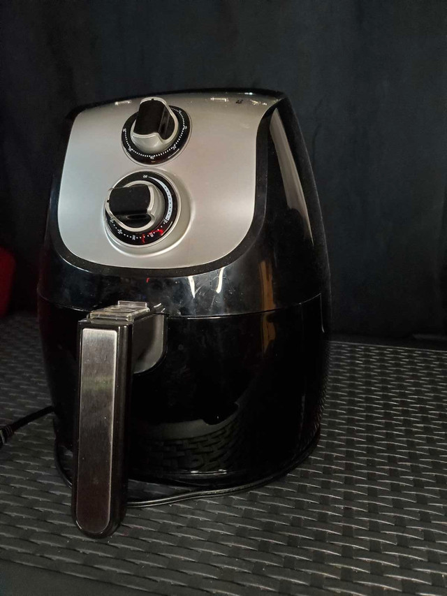 Barely used Frigidaire air fryer need gone $55 in Microwaves & Cookers in Mississauga / Peel Region