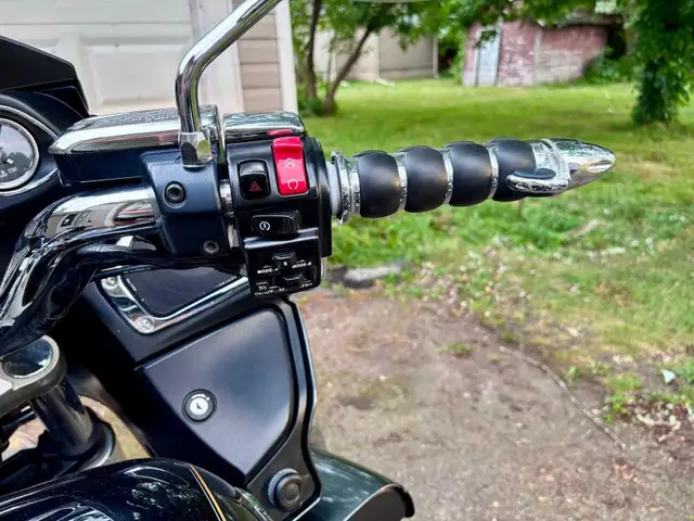 2011 Kawasaki Vulcan Voyager in Touring in St. Catharines - Image 7