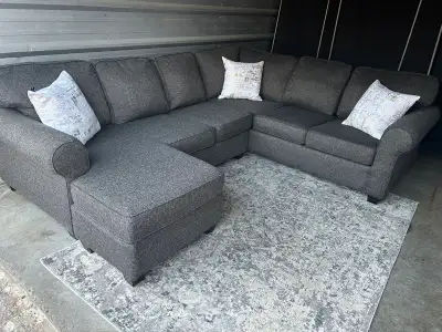Amazing U sectional couch in great condition and super comfy Super clean no stains no Rio no damage...